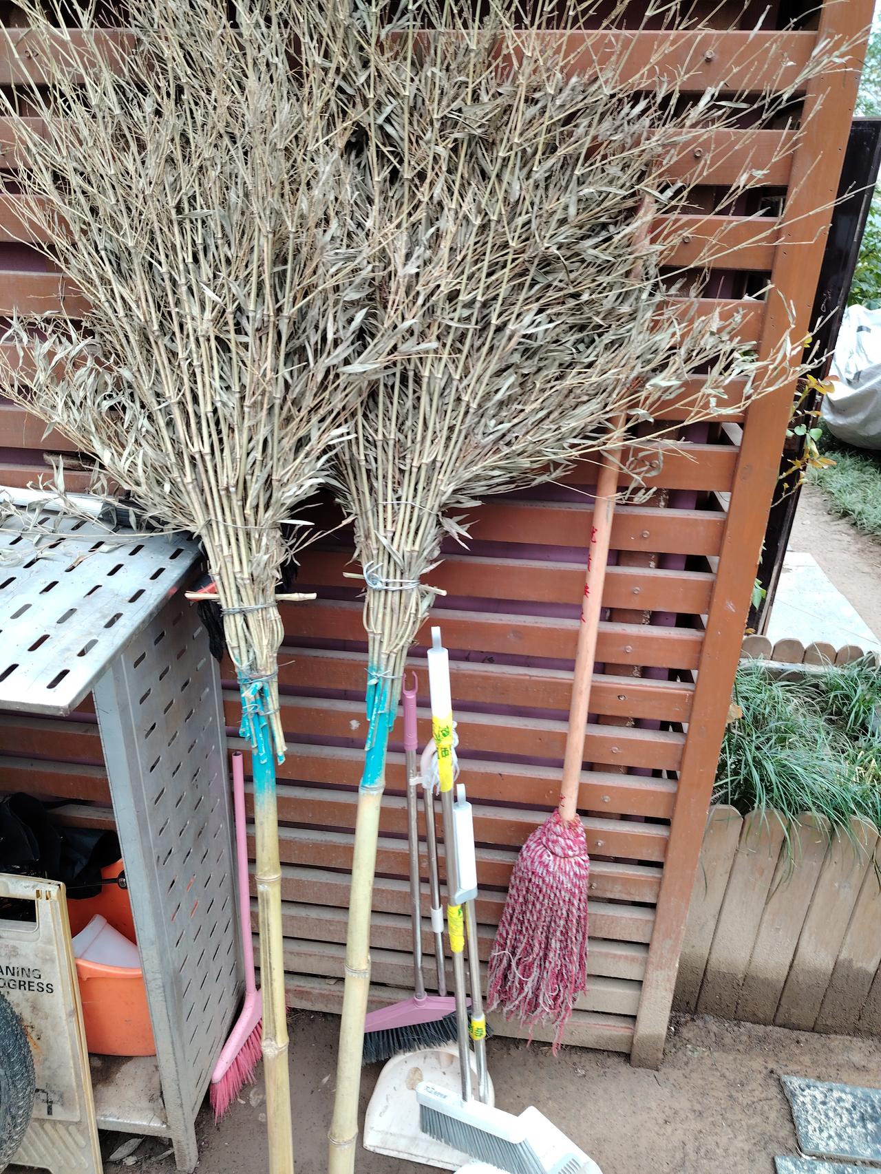 校长要练就不怕烦、不怕小、不怕难的能力。有一位校长新上任，只留任了上一届一位中