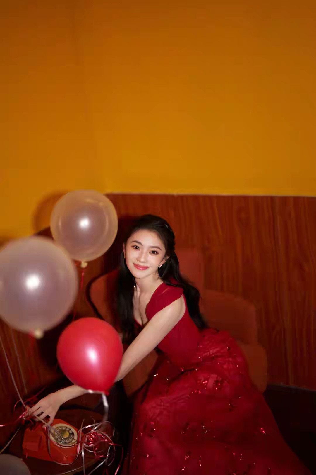 刘浩存拜年刘浩存提着红灯笼来拜年啦！眉眼弯弯笑意清甜，满是少女的灵动娇俏。愿你马