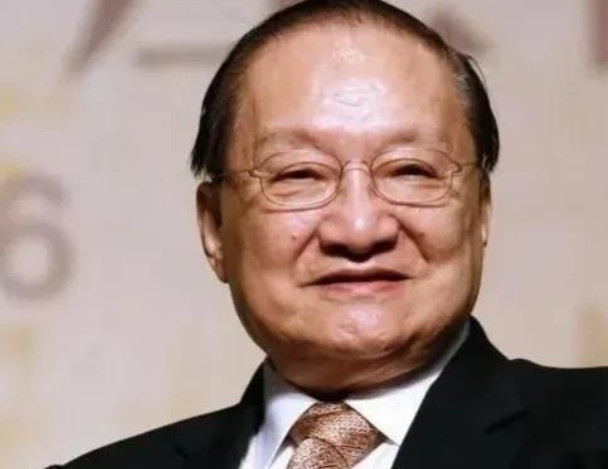 1976年，52岁的金庸出轨23岁林乐怡，他铁了心和妻子离婚，妻子说：“离婚可