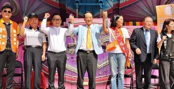 基隆橘绿同台！宋楚瑜手拉童子玮喊加油亲民党籍的基隆副议长杨秀玉今天（17日）