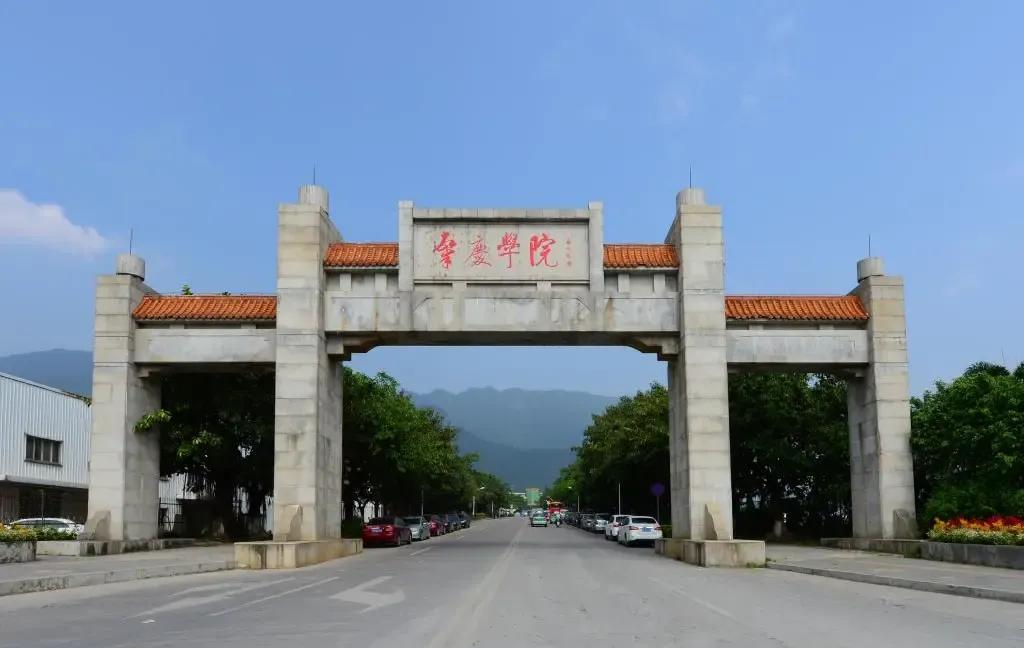 表妹今年高考，考完后自己估了下分，保守计算有500分出头（物理类）。在广东的话可