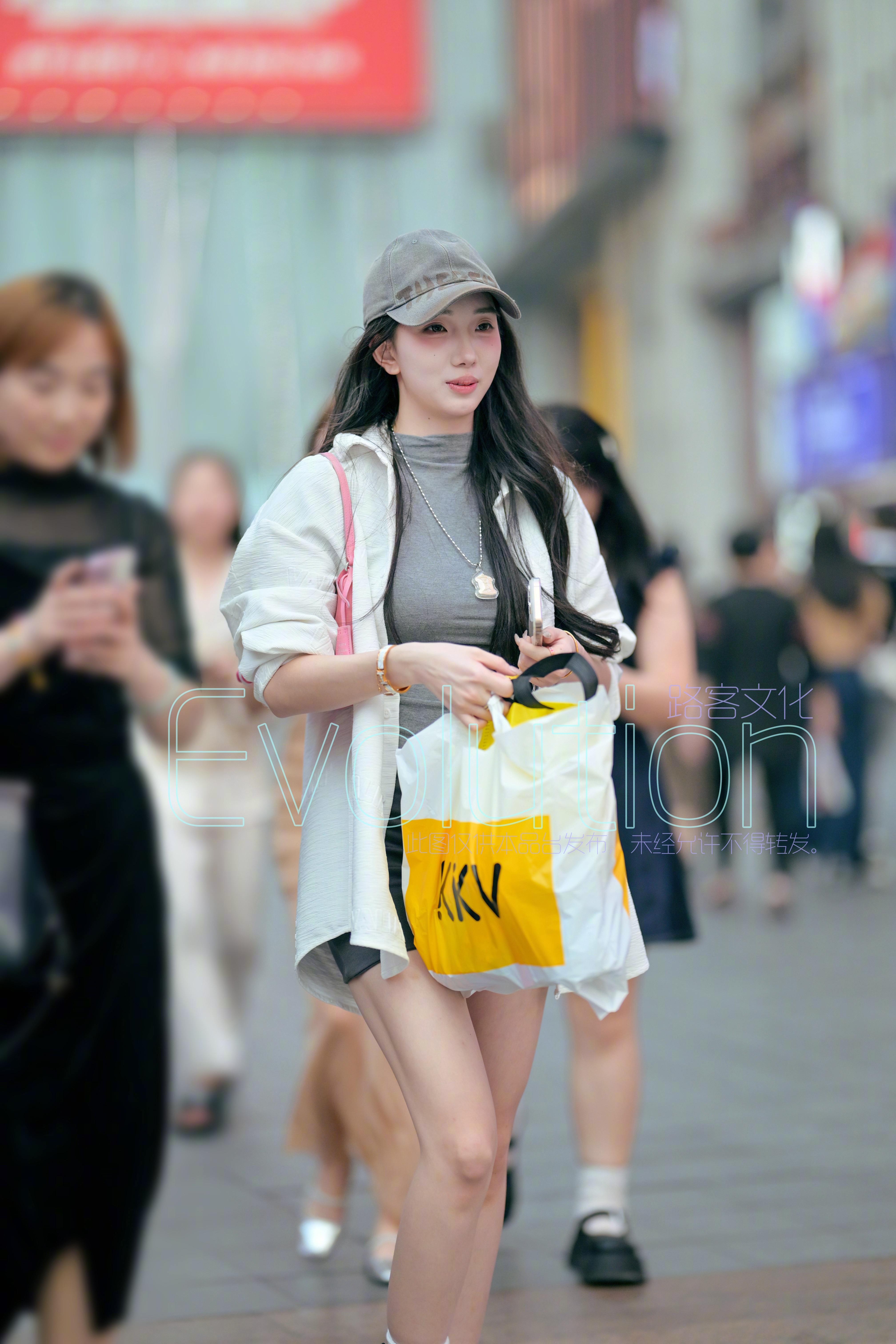 小姐姐的微笑有点可爱哈​​​