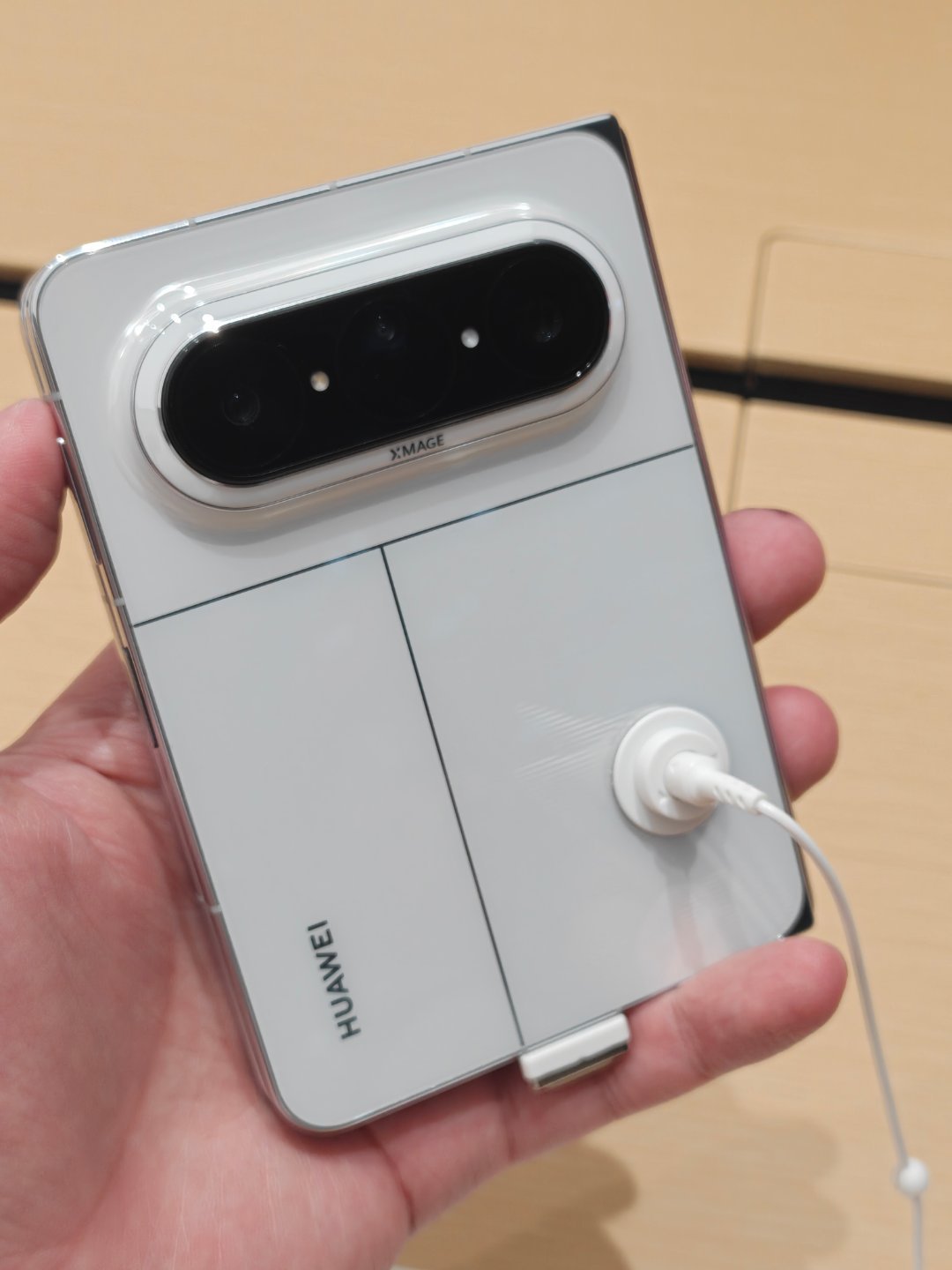 华为PuraXMax首销日销量曝光大阔折的手感真的太舒服了，握持、展开、操作都