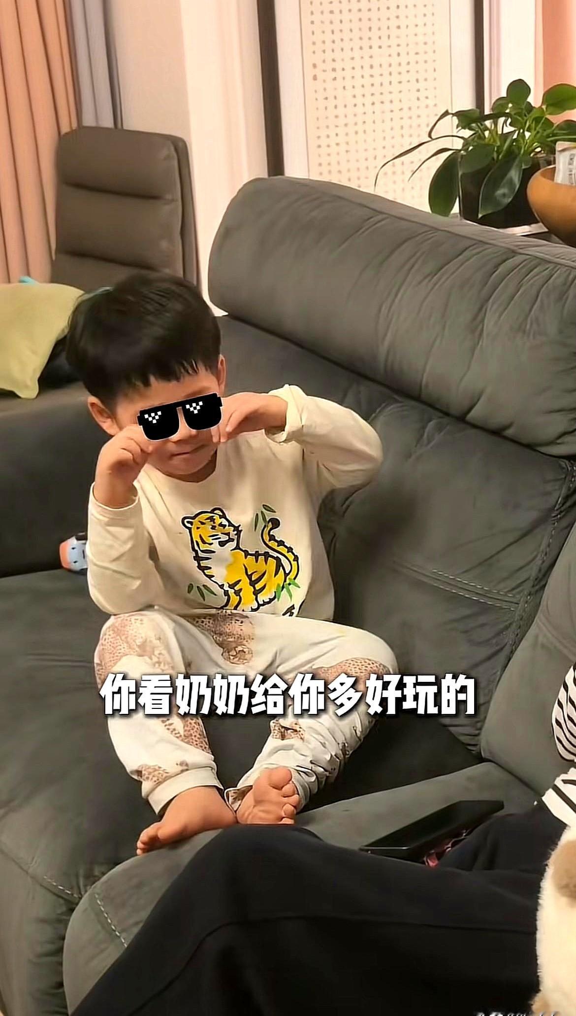 苏醒这基因也太强了！小儿子简直就是个迷你版苏醒。最近迷你苏回西安看爷爷奶奶，