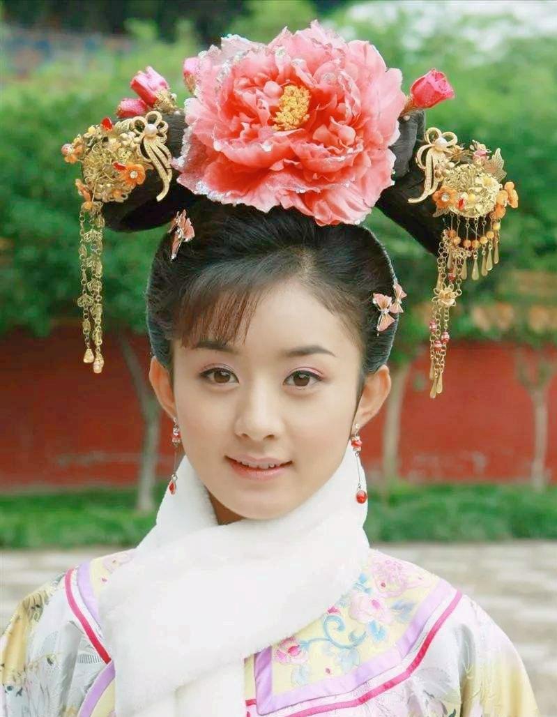 1701年，14岁的高氏被裹在被子里送到了康熙的寝殿。她很快就得到了康熙的宠爱，