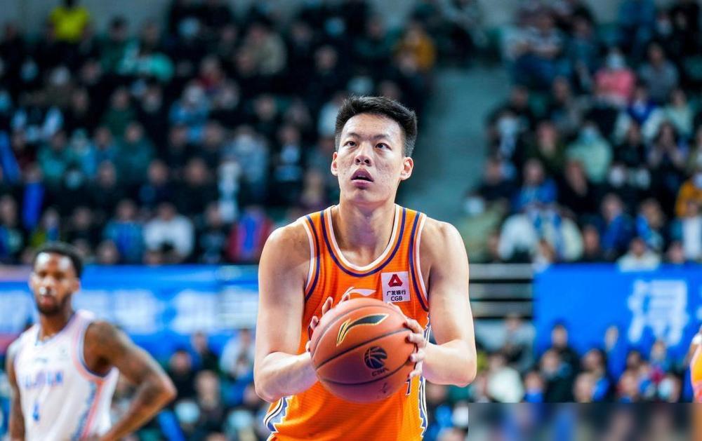 郭士强飞了1000公里，去看一个场均打2分钟的21岁替补。他没看王哲林，也没盯李