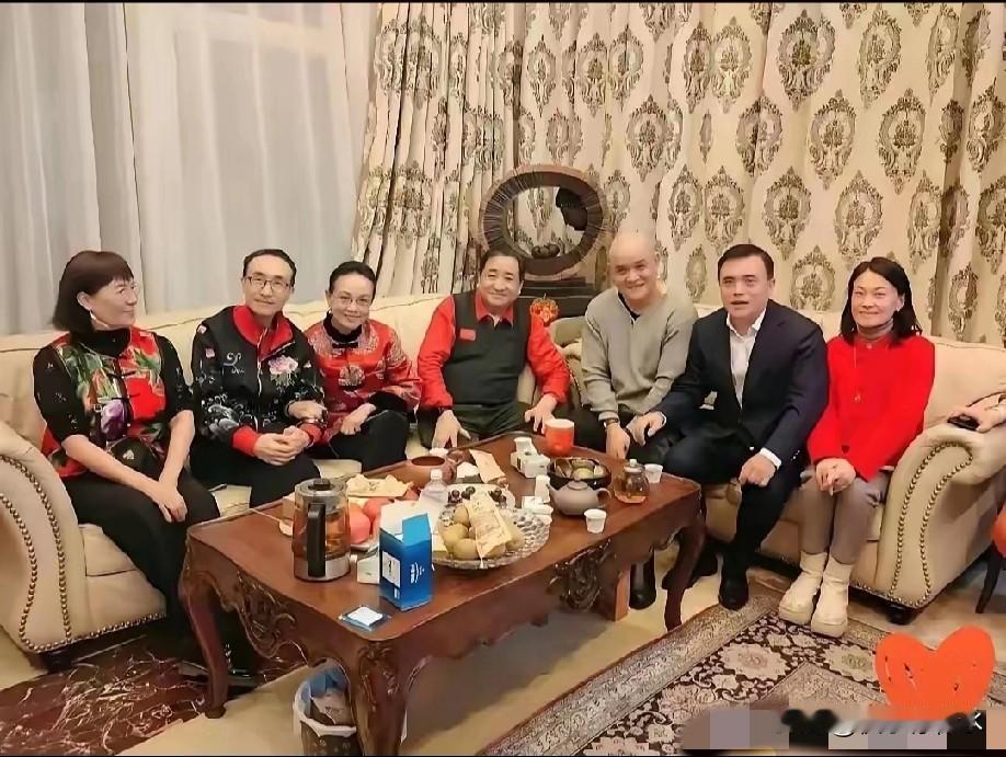 刷到加州豪宅里那段视频，我刚喝进去的普洱差点喷出来。姜大艺术家领衔，一群