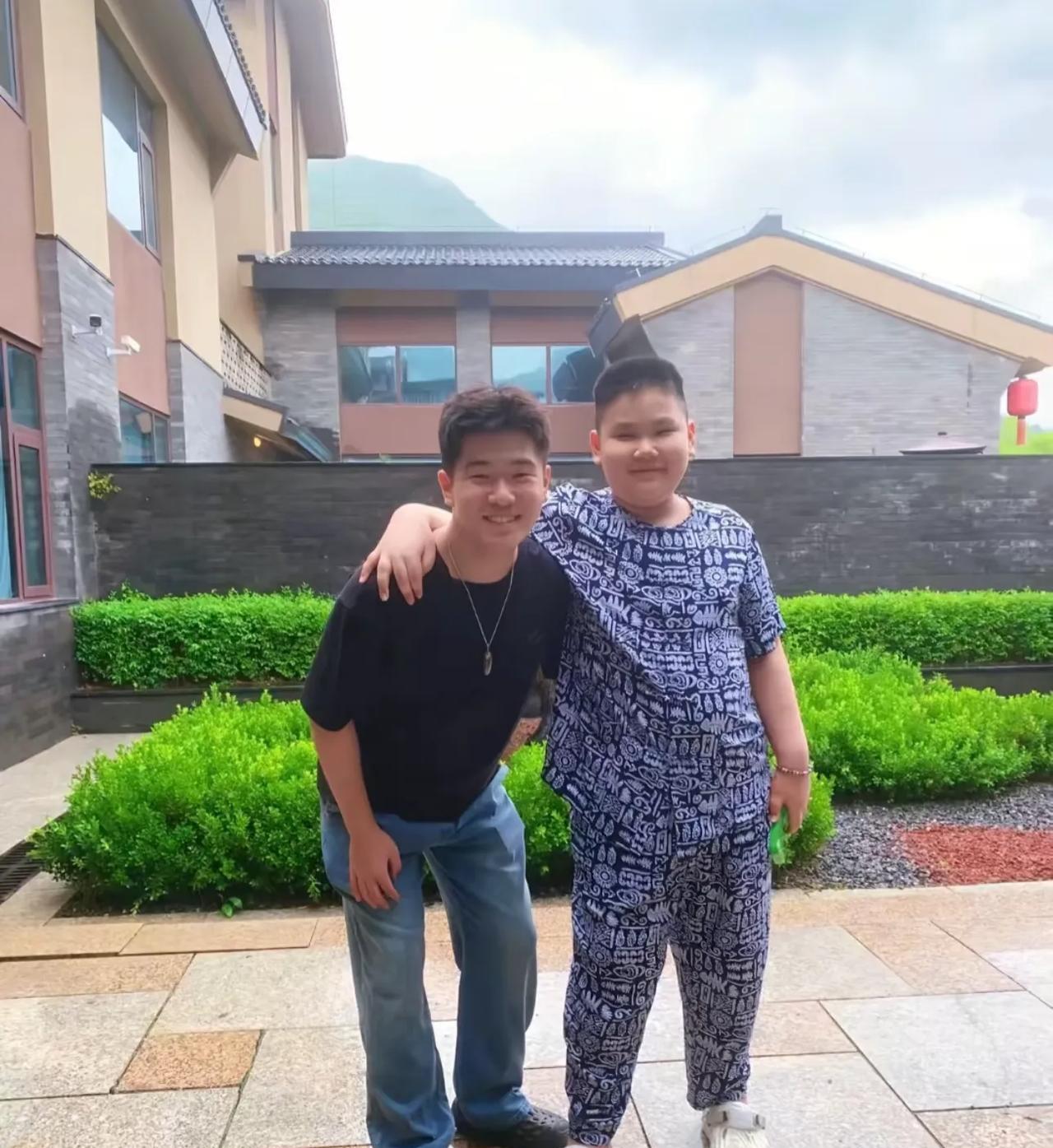 这小孩可不简单啊，腰缠万贯，长得跟他妈妈一模一样，都是福相。这旁边照相的也是识