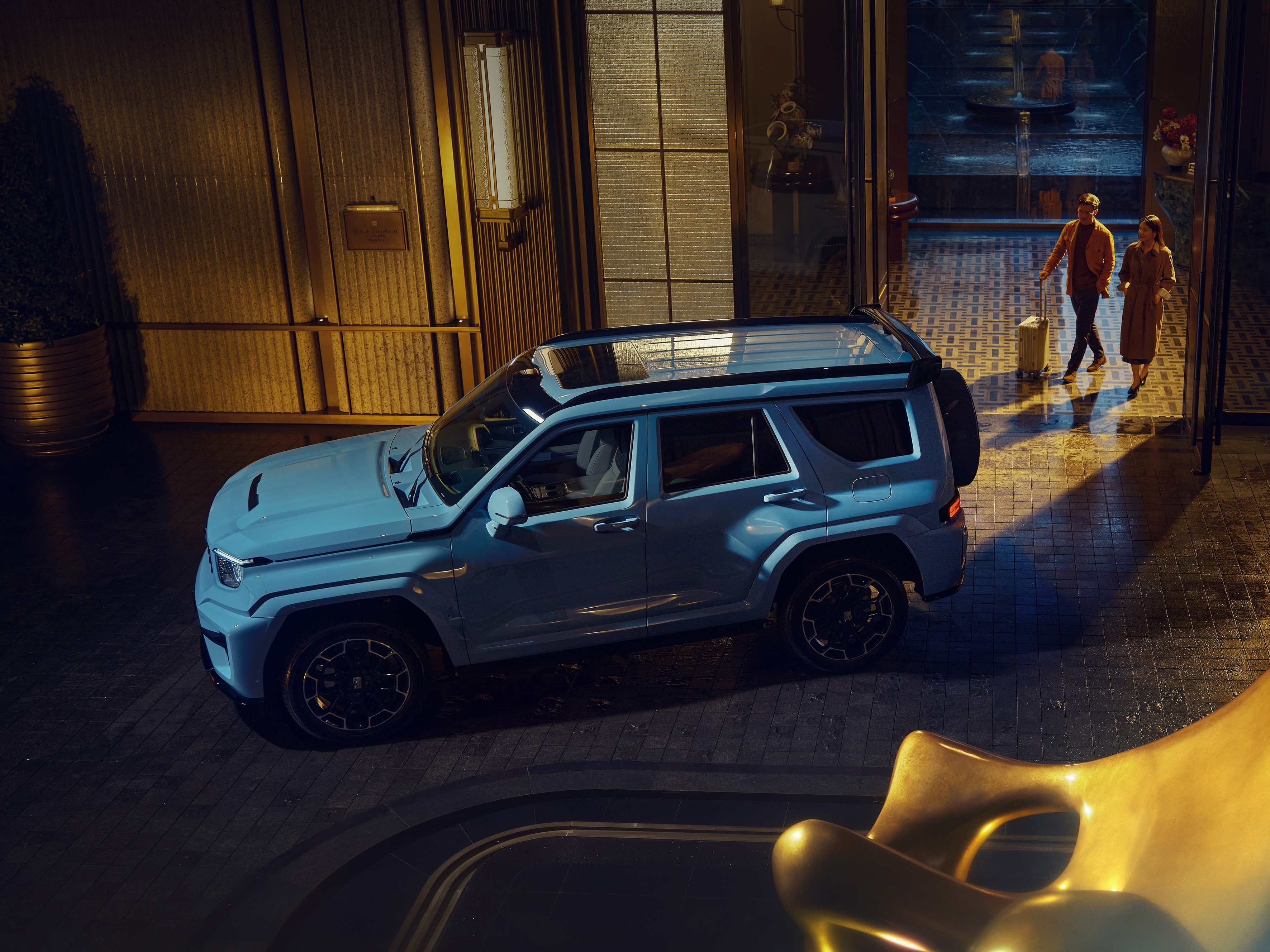 路上每次遇到坦克700我都要看半天，除了它外形在车流里是最魁梧高大的，还有就是这