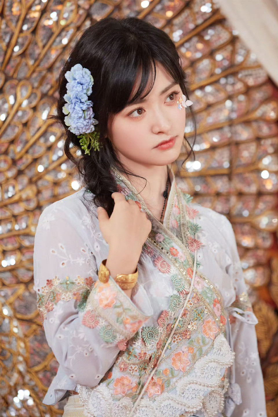 沈月傣服花瓣妆沈月傣服月月又美出新高度了！甜美系月子​​​