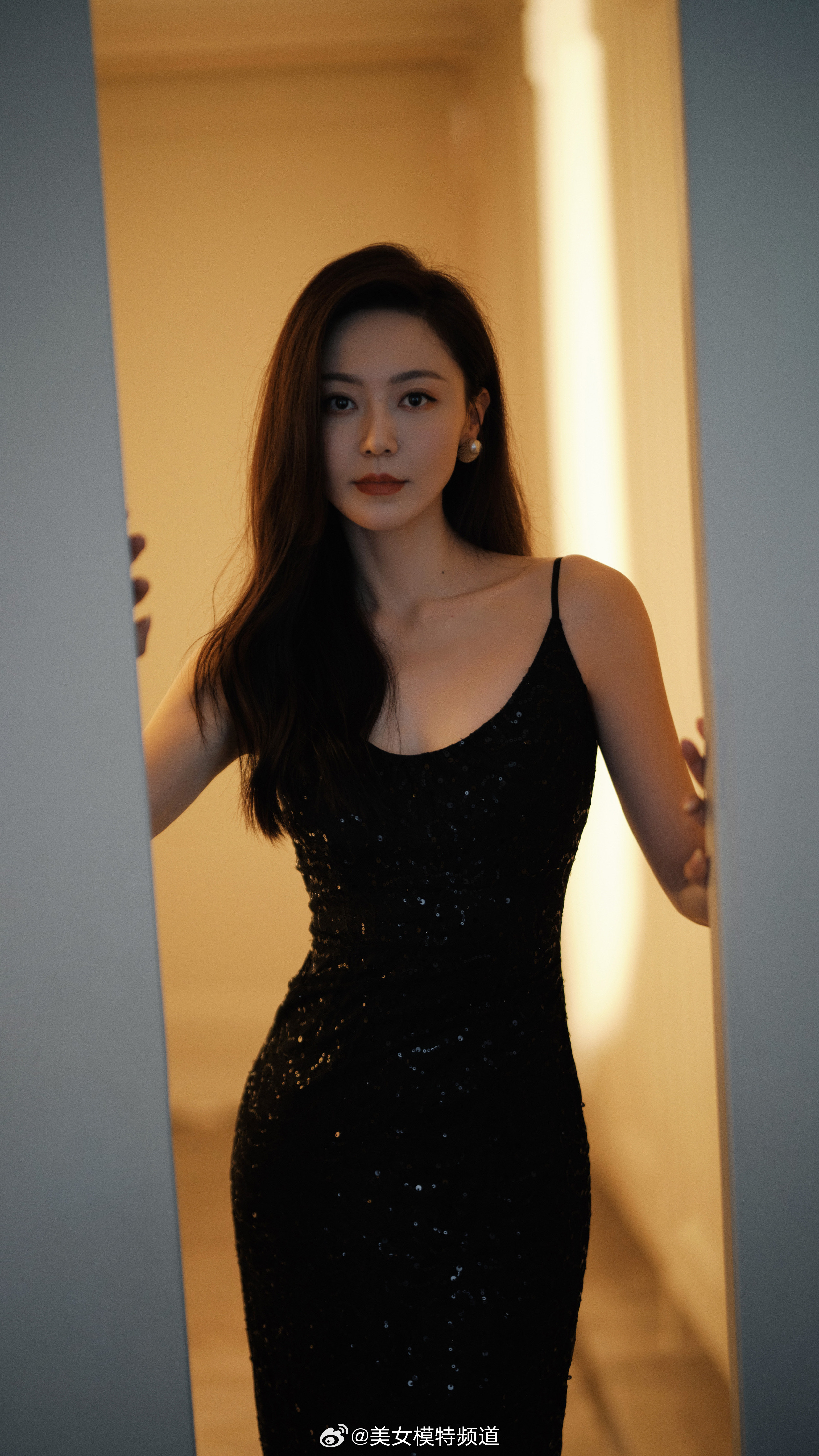 黄梦莹写真长发红唇吊带