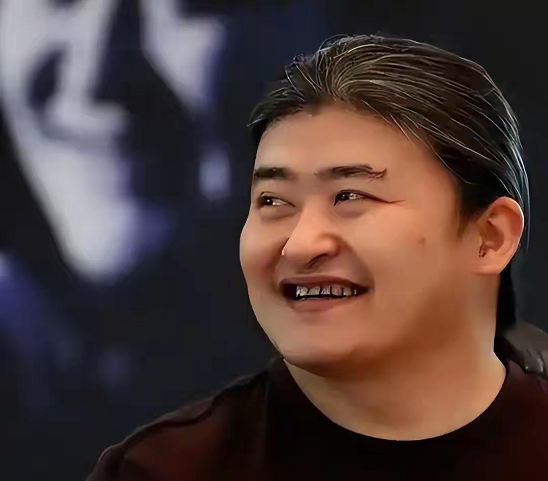 刘欢走了之后，最让人动容的不是那些明星悼念，而是他小舅子卢璞。当年全网爆传刘欢婚