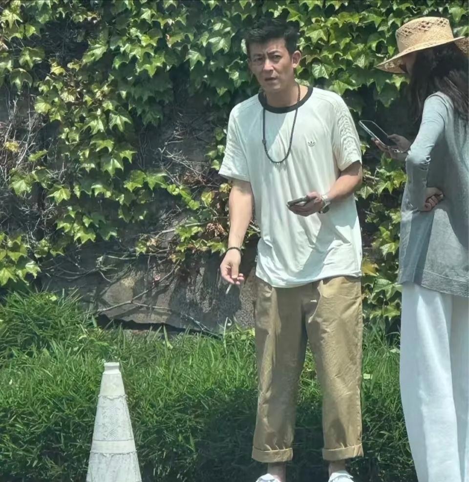 他穿着一件普通的衣服和休闲裤，走在街上一看就是普通的路人，他不适合这么穿，一点气