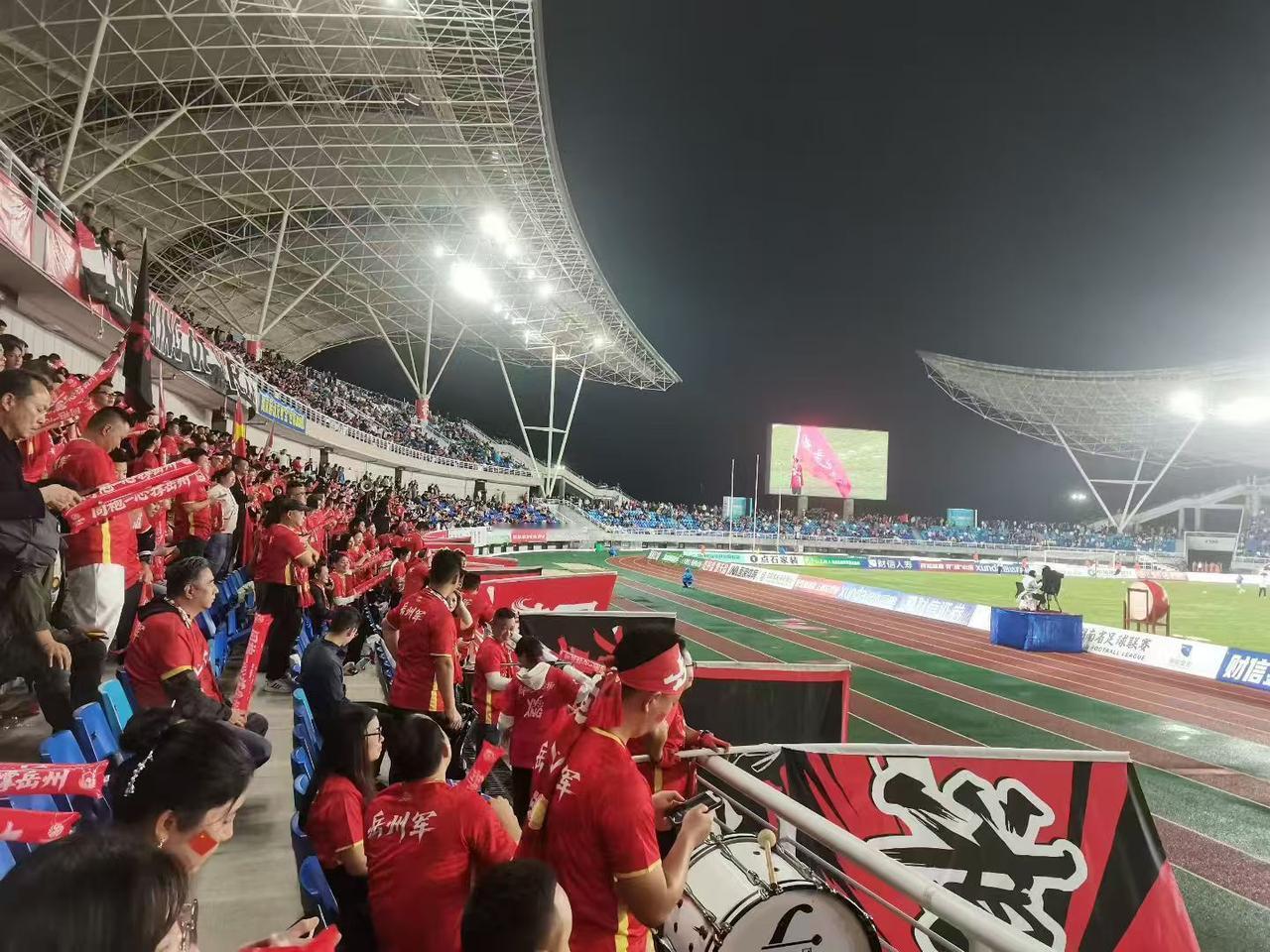 从湘超看湖南足球！湘超开幕没多久，热度直线飙升，在湖南卫视直播湘超的收视率甚至