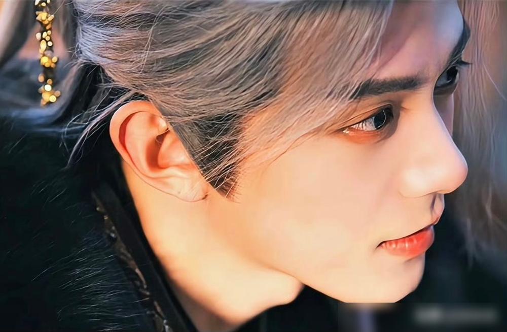 听说《逐玉》的邓凯是去救场的，结果呢？直接把配角演成了全场MVP。这剧火得