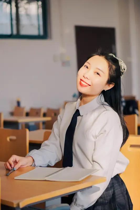 一位中学老师说，他们学校的校长四十三岁了，中学英语高级教师。每个学期的课表上，都