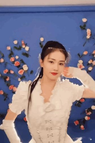 白鹿卢昱晓抖音下沉市场白鹿喜欢跳舞扭来扭去网红感，卢昱晓没有网红感，这就是区别