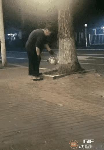 这位老太太，估计想都没想到，老了老了，竟然火遍全网，现在全国人民都认识她了！