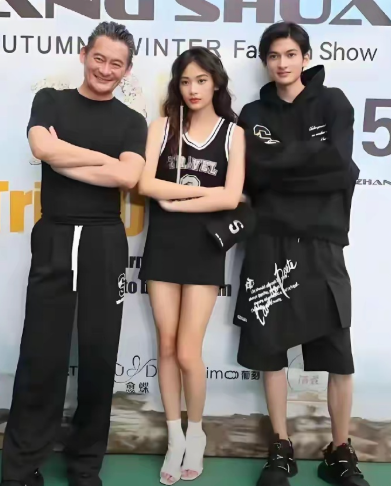 景岗山携高颜值子女走秀，儿子混血感足，女儿又辣又靓！​​​