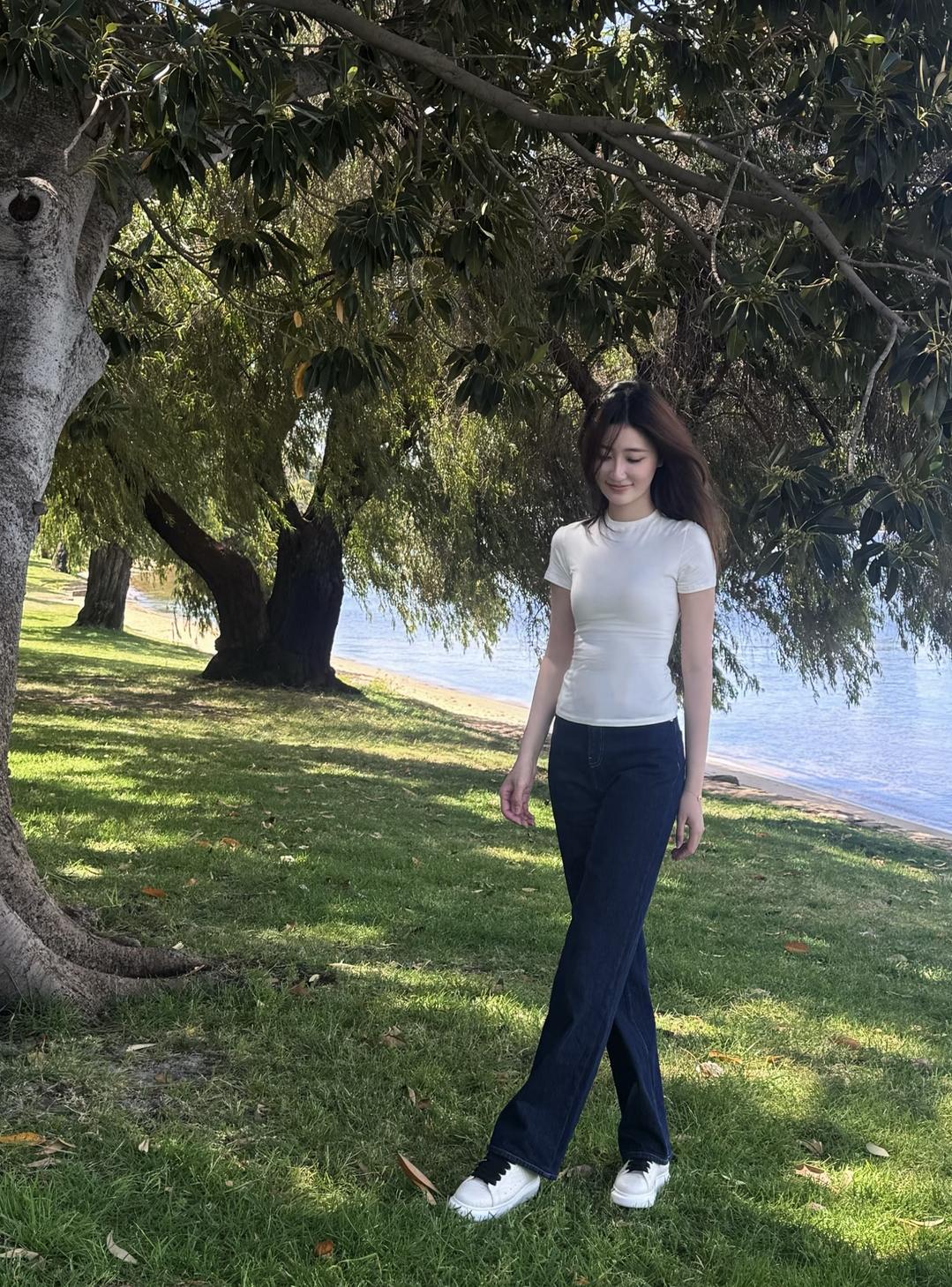 阳光下的悠闲时光，漫步在湖畔的树荫下，感受自然的美好。