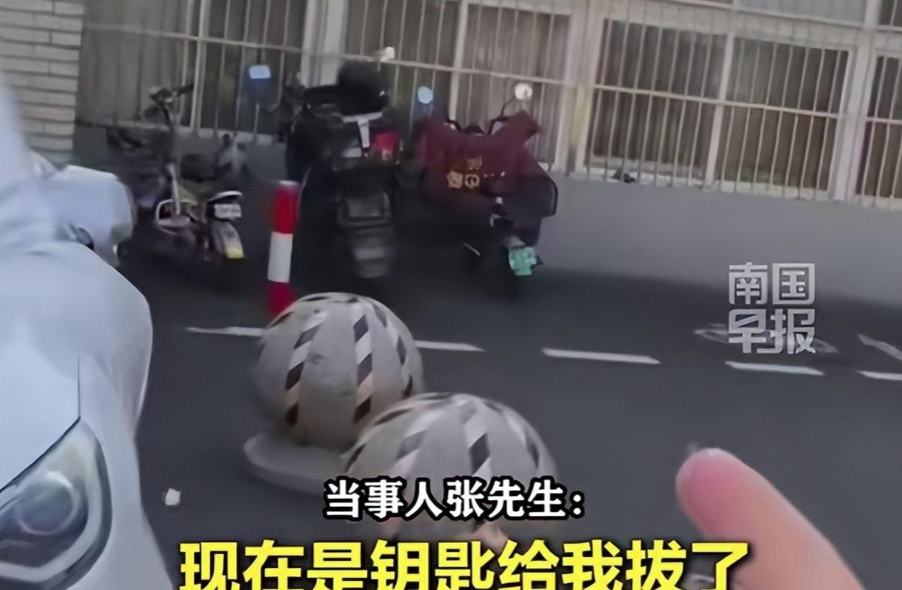 江苏无锡，一位外卖小哥送餐时把车子停在楼下，可下楼却发现被人骑走了，报警后找到了