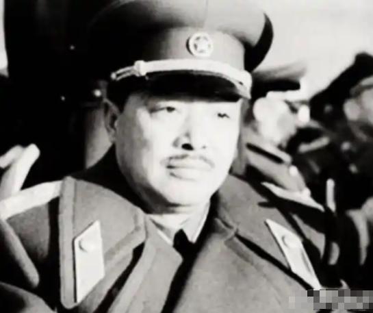 1954年，贺龙调任国务院副总理，第一次参加中南海会议时，坐下后发现身边李富春、