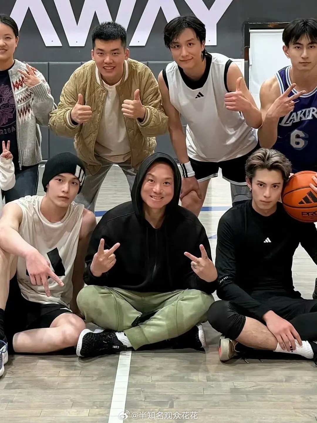 哇塞！王鹤棣何与一起打球王鹤棣何与球场合照