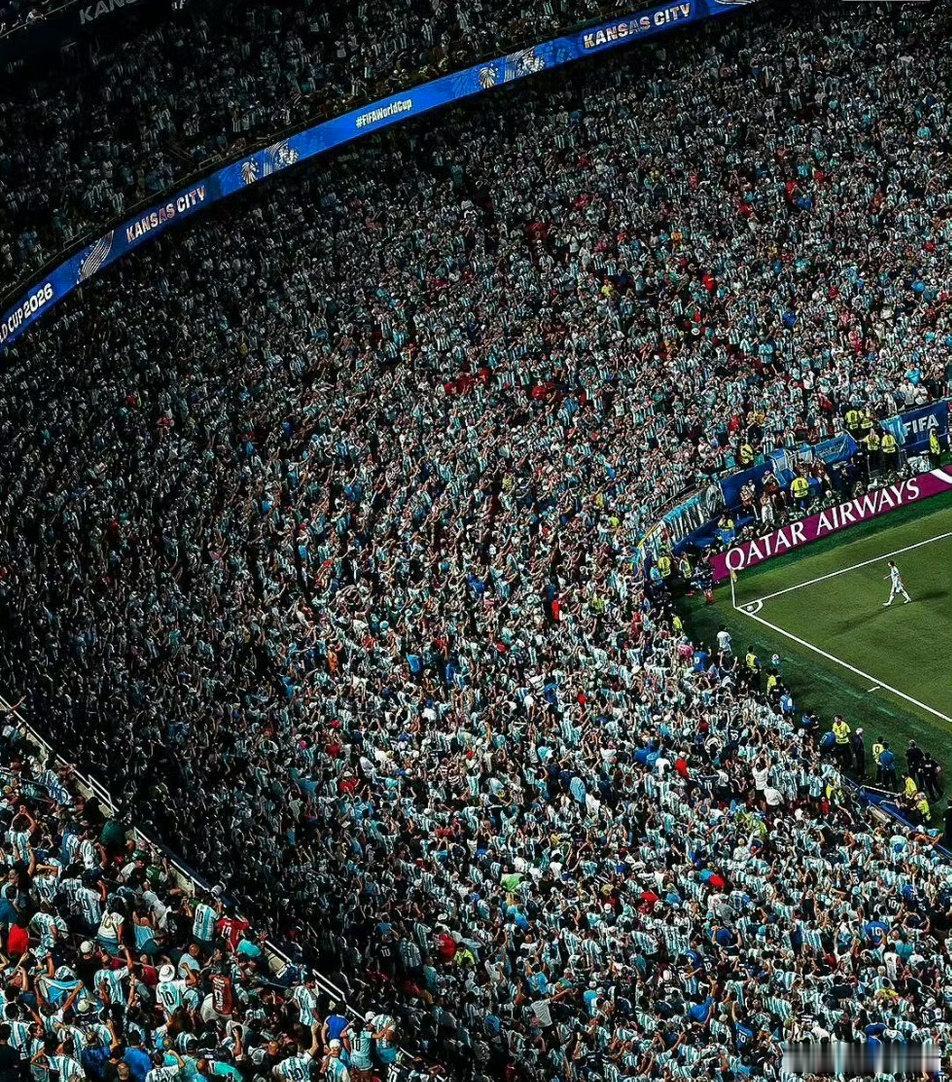 卫报评选2026世界杯30大照片：梅西角旗“圣殿”排名第一。这一幕发生在世界杯1