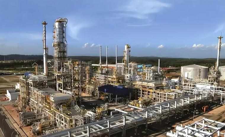 美国要求中国，停止扩军。有一位美国上将向中国发出公开呼吁，要求中国停止扩军，理由