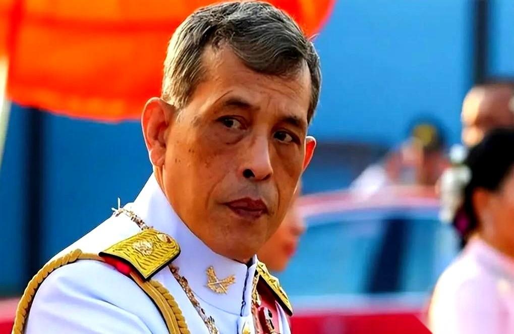 泰王那支签字的笔，简直就是一把上了膛的左轮，直接塞进了佩通坦手里。所有人都以为