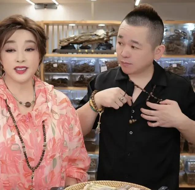 73岁刘晓庆万人直播间被批“晚节不保”，她竟连眼皮都没抬一下最近刷到刘晓庆直播
