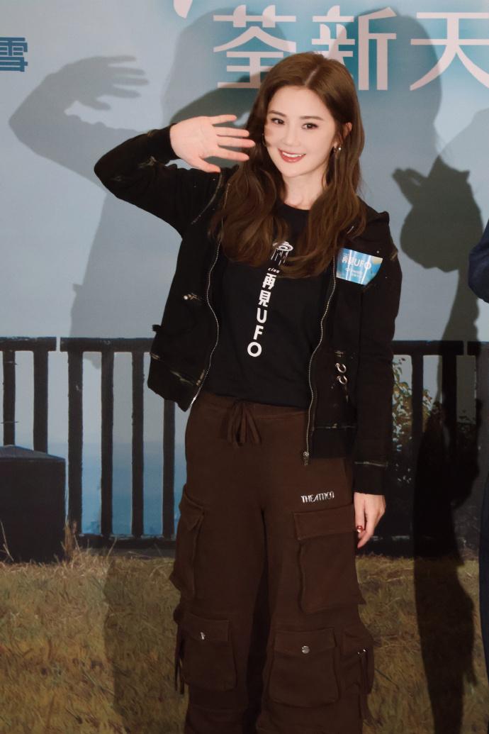 最近蔡卓妍在参加活动的时候走潮流时尚路线，看起来很有潇洒时尚范儿。蔡卓妍里面