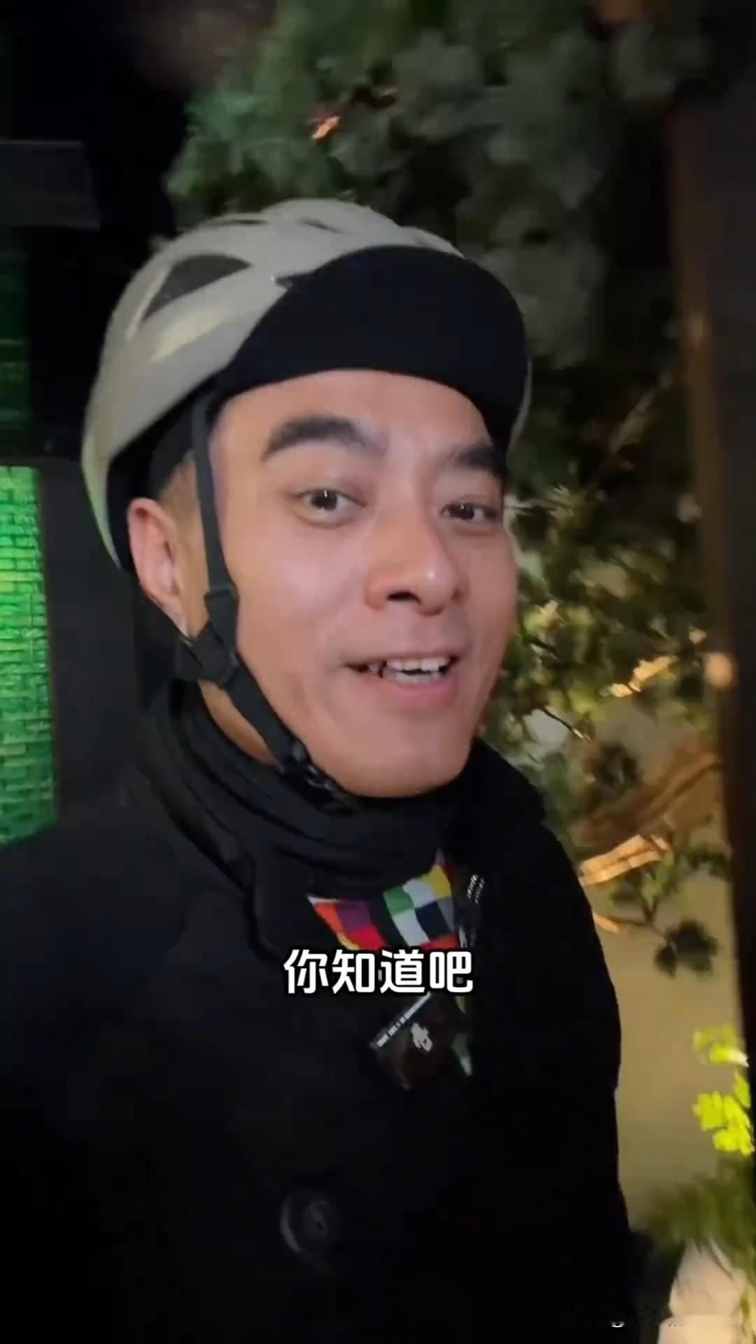 12月26日，演员陈龙更新父子骑行vlog，他俩其实就是为了吃一顿海鲜，同行的还