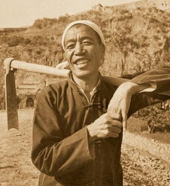 1980年，农民陈永贵主动辞去国务院副总理的职位，而当陈永贵向华老辞别时，忍不住