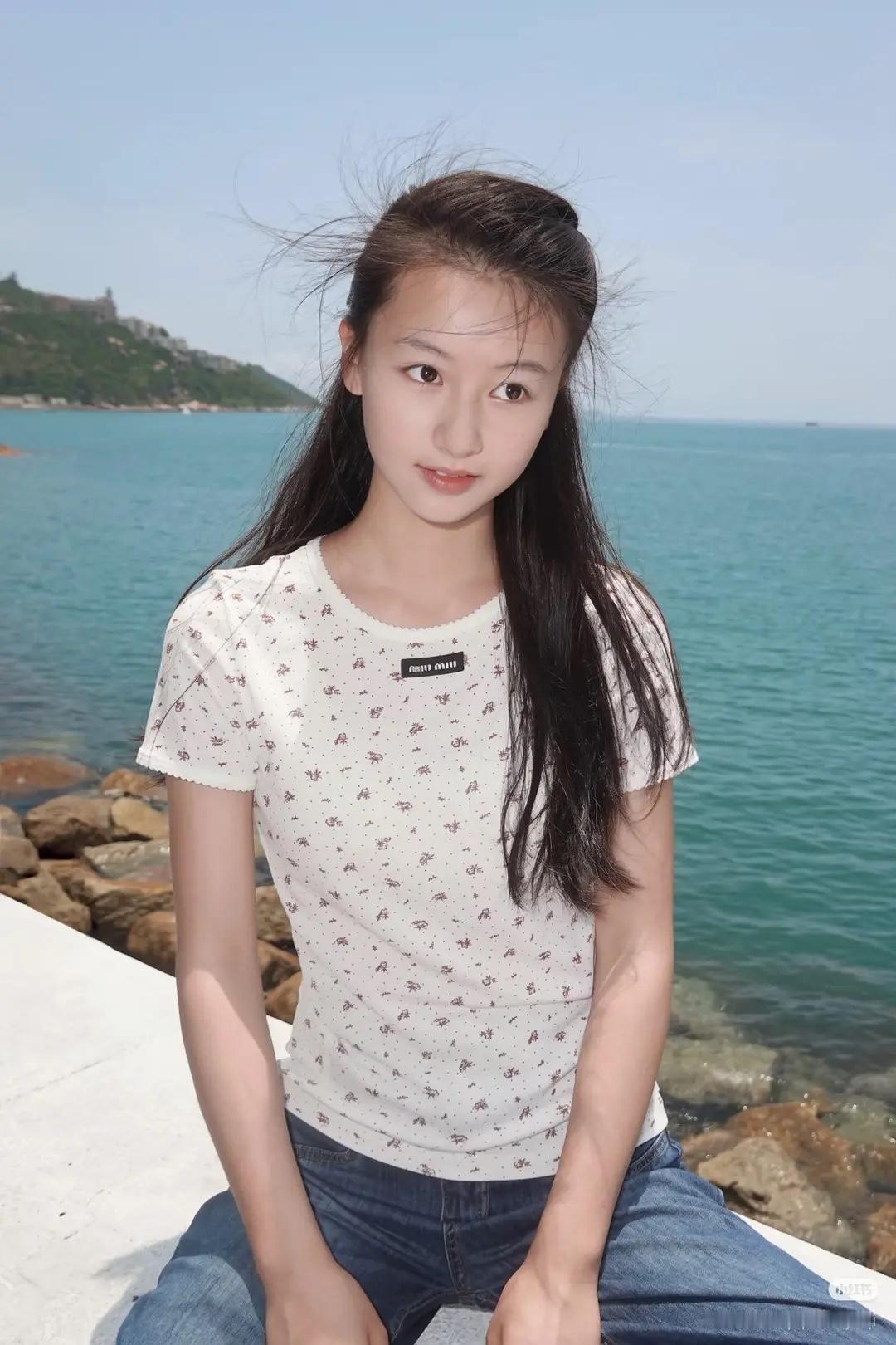 那个靠颜值出圈的网红七七，资源真的牛，已经开始给miumiu拍广告了，但感觉她穿