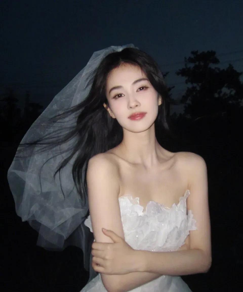 白鹿婚纱写真：气韵天成，尽显婚纱的华贵风姿