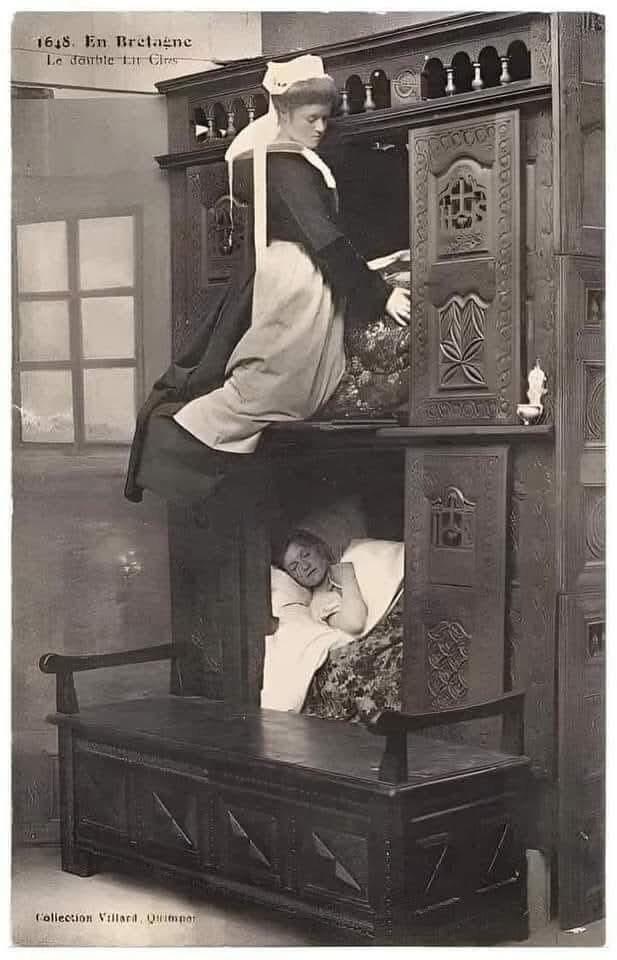 在北欧严酷的冬季，取暖是一项艰巨的任务。因此，一些工匠设计了一种类似衣柜的床，当