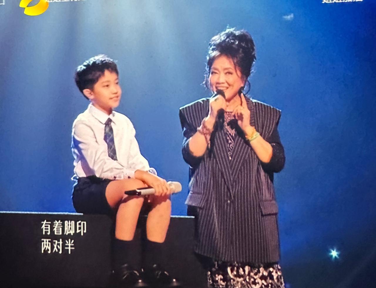 齐豫带童声唱《澎湖湾》，是巧思还是“作弊”？姐姐的第二个独唱舞台，一开始带了个