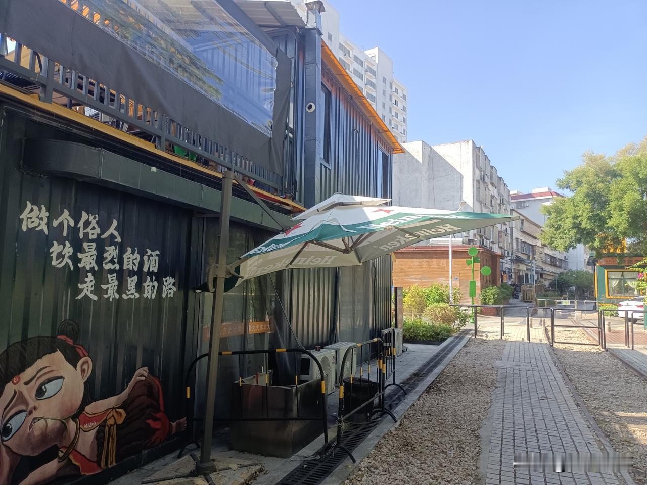 万万没想到现如今，好多商场都很冷清除了咖啡奶茶店还有点人气还有到了饭点餐馆