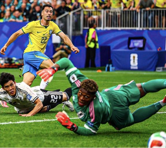 巴西2-1逆转日本，这是安切洛蒂的教练大师课。比赛半场结束时巴西队0-1落后日本