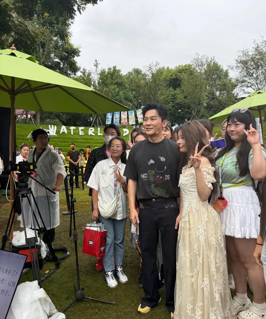 他的法令纹好重啊，他每一任女友都挺漂亮的，不知道喜欢他啥，是喜欢他个子高大吗？现