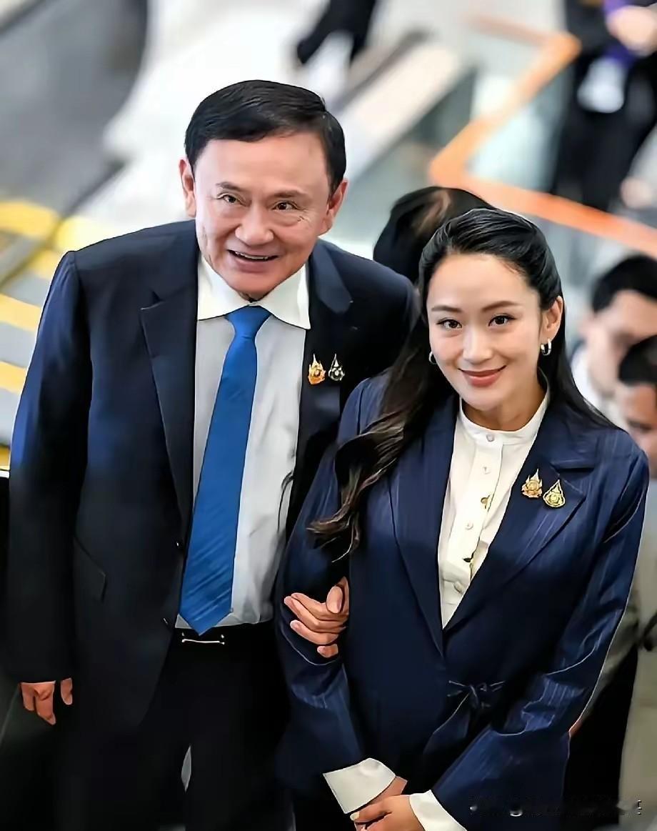 泰国“改革国家人民学生网络”组织反对他信被假释出狱，向泰国司法部门，抗议前总理他