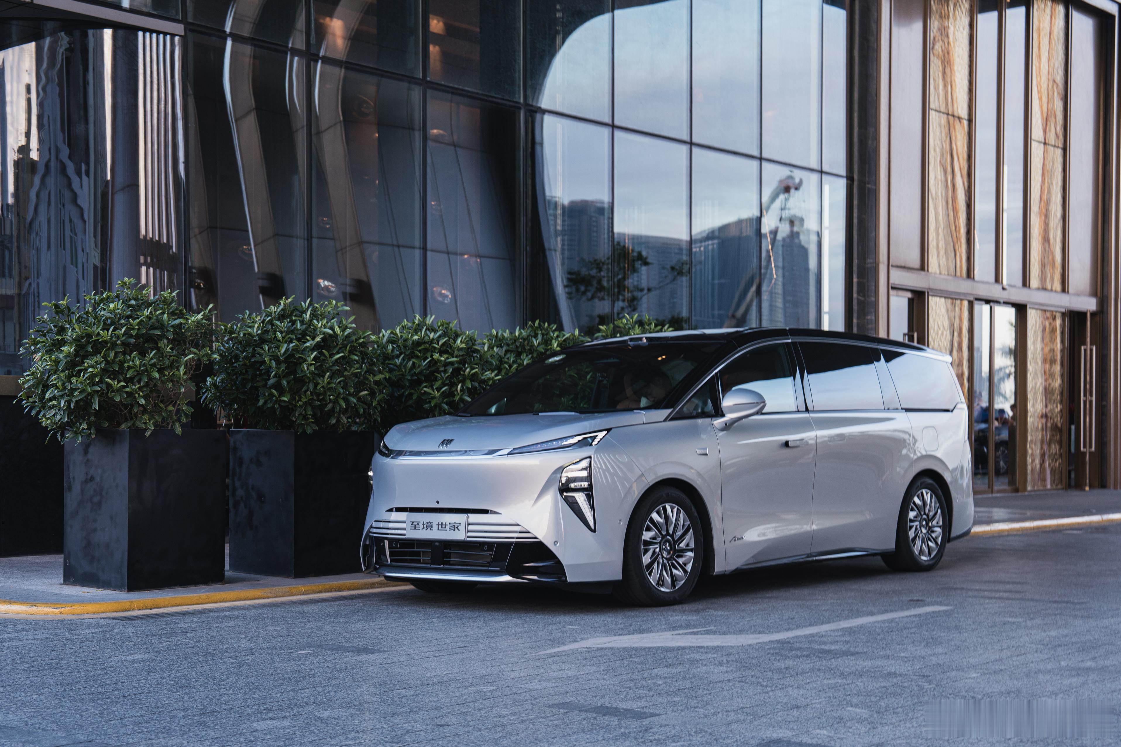 今天去店里办手续，准备明天提车和贴膜。现在店里的订单非常好，只有顶配，低配版本需