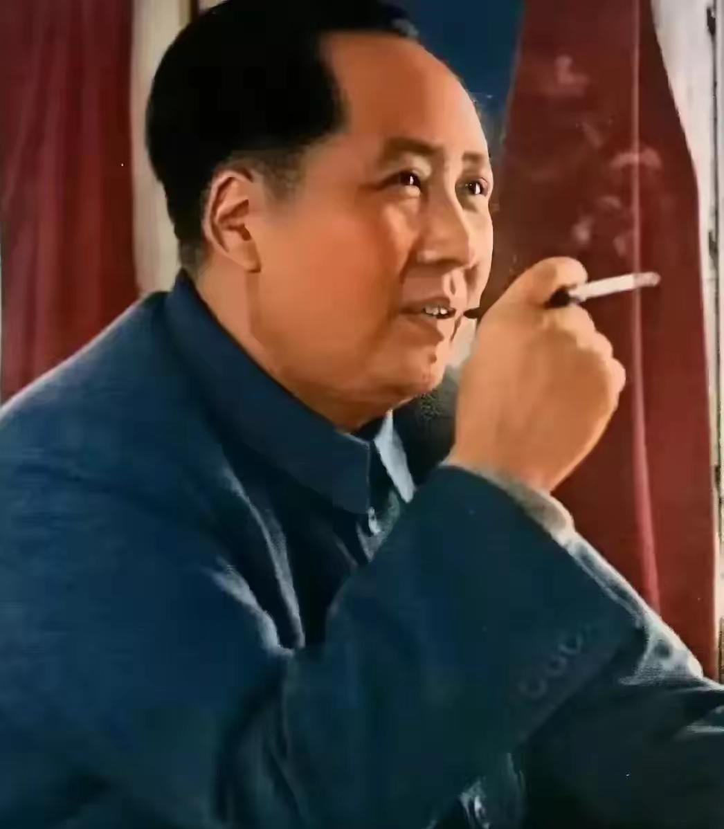 这是毛主席手持香烟的真实样貌，都看看，这张照片非常的难得！众所周知，毛主席烟