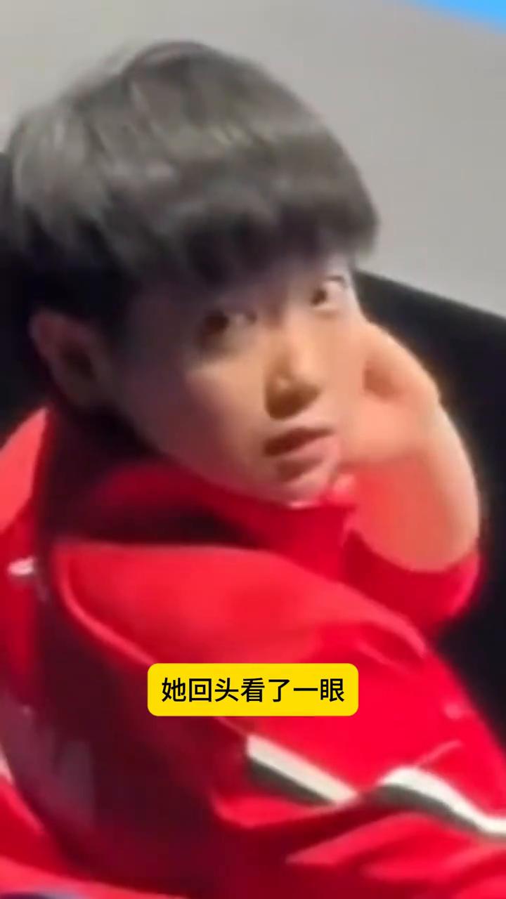 万万没想到，这段让人心疼的画面竟然过了两年才被看到。比赛刚打完，孙颖莎正要离场，