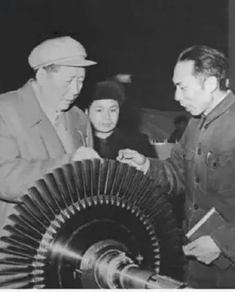 毛主席：“我们要振作精神，下苦功学习。下苦功，三个字，一个叫下，一个叫苦，一个叫