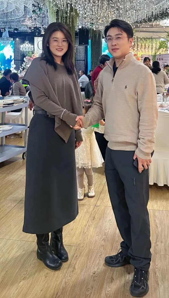 大哥一看就是一副体制内的样子。