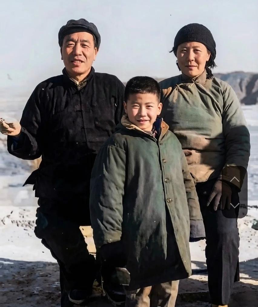 历史老照片分享被新华社记者称为“布衣宰相”的陈永贵与妻子宋玉林及儿子陈明亮合影。