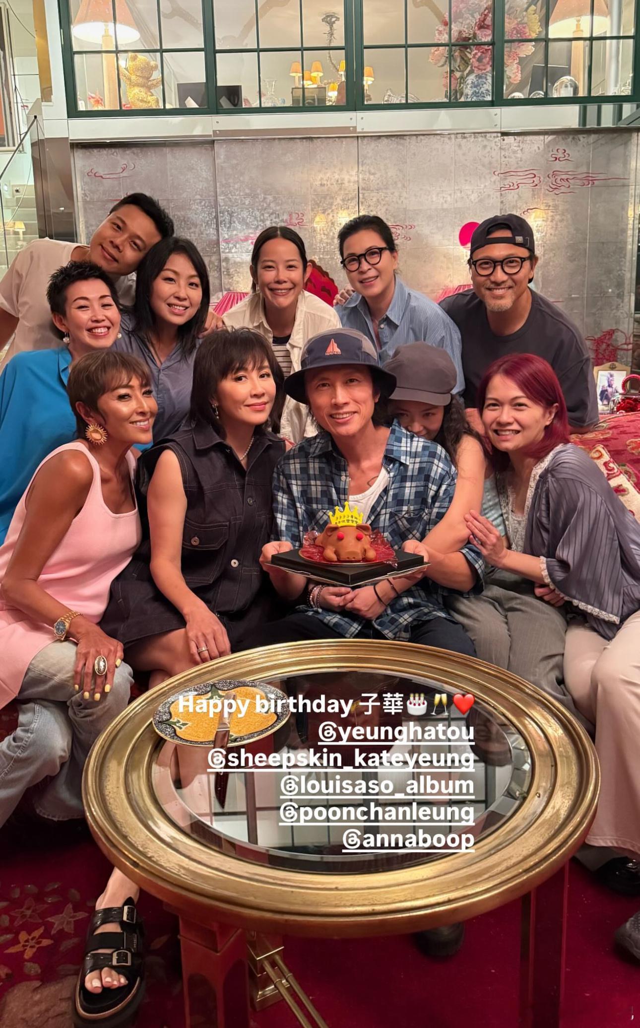 刘嘉玲等人提前为黄子华庆祝生日。🎉​​​