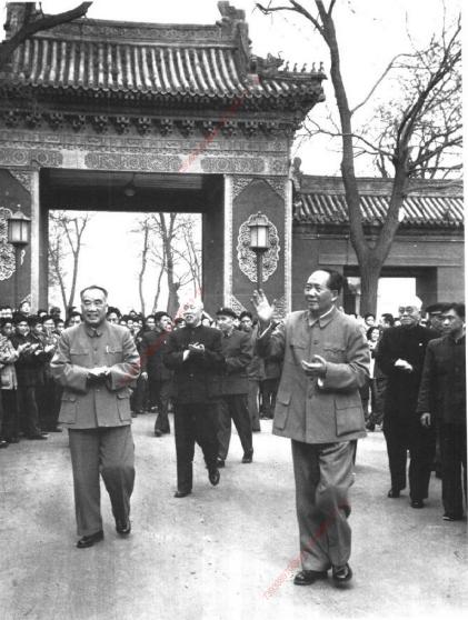 1960年4月23日，朱德同毛泽东等党和国家领导人接见出席全国民兵代表会议的代表